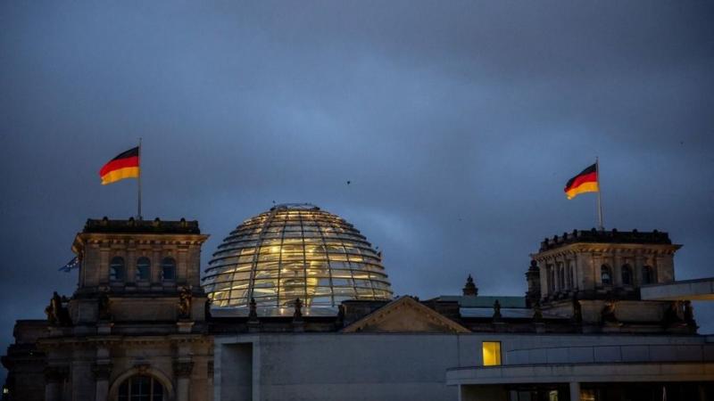 A Bundestagban zajló történelmi vita az AfD betiltásáról számos szenvedélyes érvet és ellentétes nézőpontot vonultatott fel. A politikai spektrum különböző képviselői kifejtették álláspontjukat, miközben a társadalmi feszültségek és a demokratikus értékek