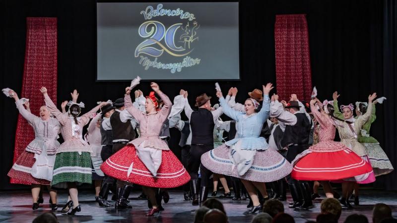 Egyedi tortával és grandiózus gálával ünnepelték az együttes húszéves jubileumát – a rendezvényről készült galériával!