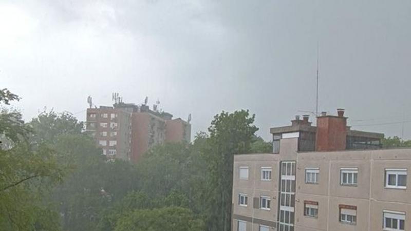 Természet csodája és egyben pusztító ereje mutatkozott meg Békésben, ahol jégeső és zivatar kényeztette el a tájat. A viharos időjárás következtében drámai változások zajlottak le a környéken, ami lenyűgöző és egyben félelmetes látványt nyújtott. A jelens