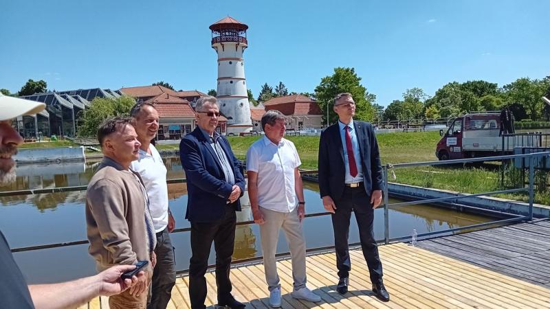 A régi-új szökőkút vízsugarai az ég felé törnek, miközben a móló már elkészült, készen áll a látogatók fogadására.