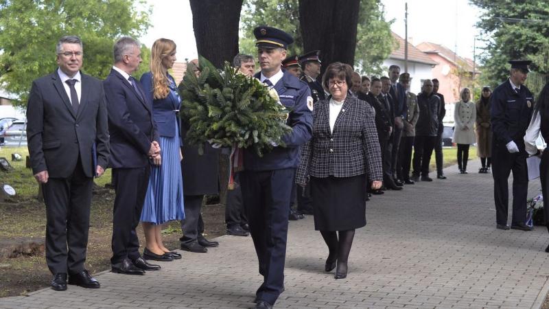 Hősök Napja: E napon tiszteletünket fejezzük ki azok előtt, akik életüket áldozták hazánk védelméért, emlékük örökre szívünkben él.