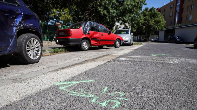Egy videó tanúbizonyságot nyújt arról, hogyan ütközött össze egy fiatal nő Szolnokon, miközben részegen, a forgalommal szemben közlekedett, és két parkoló autót is megrongált.