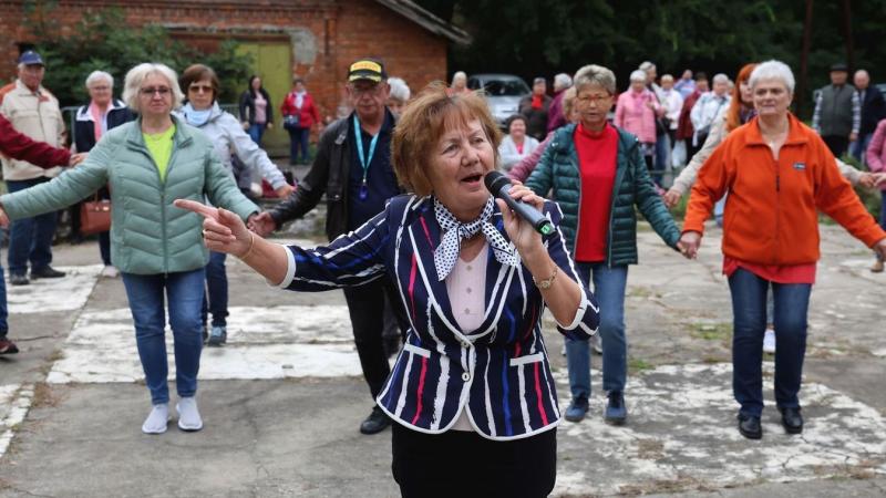 Kétszáz nyugdíjas lepte el Miskolc utcáit, amikor egy fergeteges táncpartira gyűltek össze! Az eseményen még az alpolgármester is csatlakozott a mulatsághoz, ezzel még ünnepibbé téve a hangulatot. A rendezvény tele volt vidámsággal és jókedvvel, ahogy a r