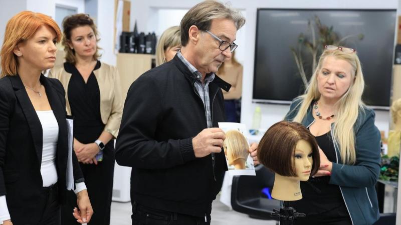 Hajas László Szekszárdon! A neves mesterfodrász személyesen irányította a vizsgát, ahol a résztvevők bemutathatták tudásukat. Nézd meg a galériát és a videót, hogy átélhesd az esemény izgalmát!