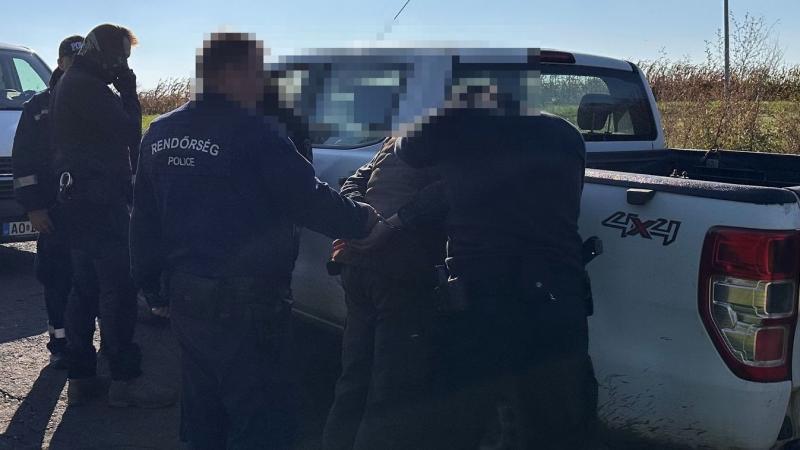 Furcsa és rémisztő eset zajlott Borsodban, ahol egy volt vadász saját udvarán végezte el a húsfeldolgozást, méghozzá elborzasztó módon. A tetemek feldolgozása során olyan képek kerültek napvilágra, amelyek sokkolták a helyi közösséget. A groteszk mutatván