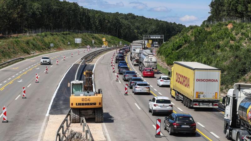 Fokozott forgalmi korlátozások várhatóak az M1-es autópályán, mivel 72 híd felújítását tervezik. A munkálatok miatt több szakaszon lezárásokra kell számítani, így érdemes előre tájékozódni az érintett területekről. Részletes információkat és a pontos hely