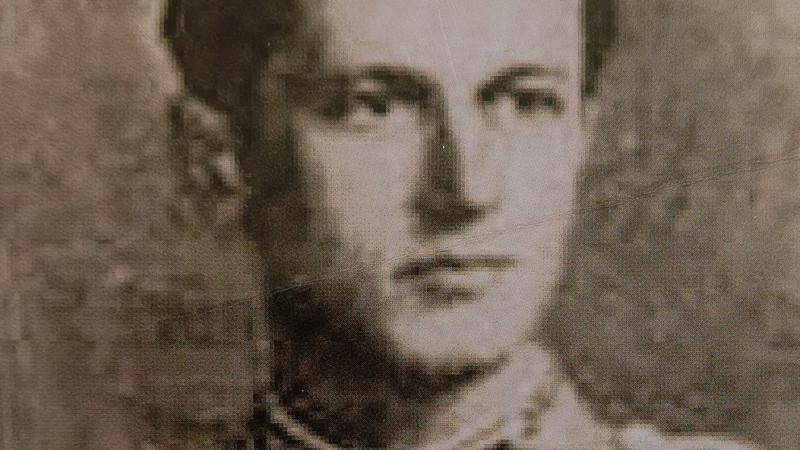 A mi hősünk: Kiss Zoltán, a bátor honvéd alezredes, aki példaértékű elkötelezettséggel és bátorsággal szolgálja hazáját. Képességeivel és vezetői kvalitásaival nemcsak a harctéren, hanem a közösségében is hatalmas tiszteletnek örvend. Zoltán története ins