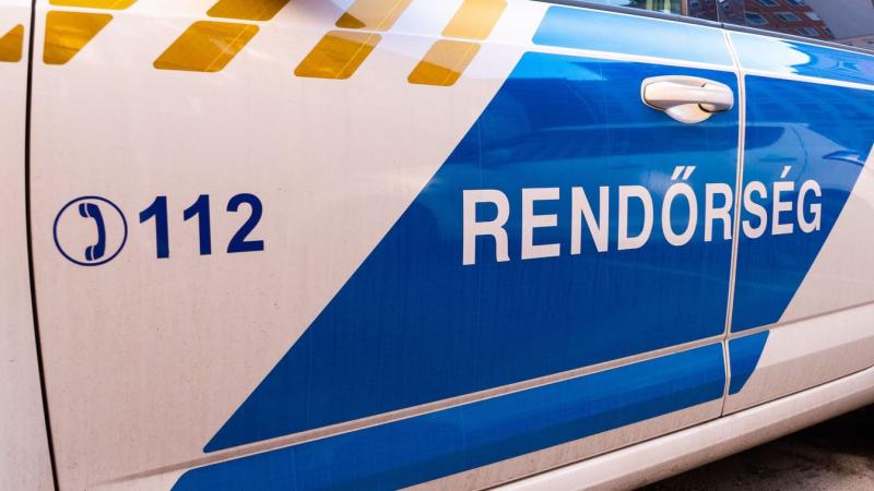 Esztergomban egy nő különös módon szabadult meg a talált pénztárcától: lángra lobbantotta. Az esetről videófelvétel is készült, amely rögzíti a szokatlan eseményt.