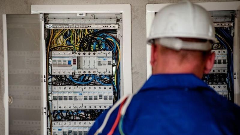 Egy villanyszerelő, aki eddig a vezetékek és áramkörök világában mozgott, most egy meglepő fordulattal sikeresen végzett orvosi beavatkozásokat. Módszerét a precizitás és a részletekre való odafigyelés jellemezte, amelyet szakmai tapasztalatából merített.