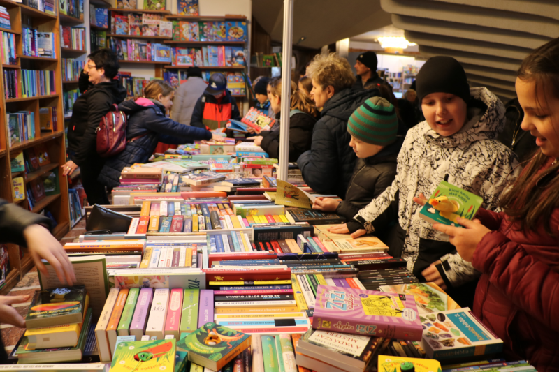 Fedezd fel a 31. marosvásárhelyi könyvünnep lenyűgöző programját! A rendezvény gazdag választéka várja az irodalom szerelmeseit, ahol könyvbemutatók, író-olvasó találkozók és izgalmas workshopok sorakoznak. Ne hagyd ki a különleges vendégeket és a friss, 