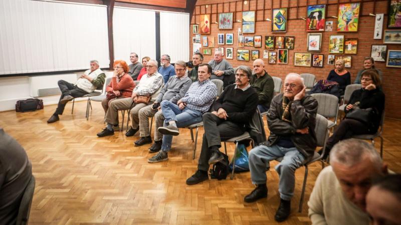 A Békéscsabai Digiporáma Fesztivál idén már 18. alkalommal került megrendezésre, újra színes programkínálattal várva a látogatókat. A fesztivál célja, hogy bemutassa a digitális művészetek sokszínűségét és innovációját, ezzel is gazdagítva a helyi kulturá