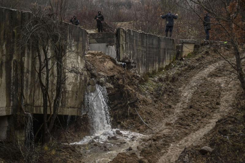 Egy létfontosságú vízcsatorna felrobbant, ami komoly feszültséget szült Koszovó és Szerbia között. A két ország gyakorlatilag egymást vádolja a történtek kapcsán, és a vádak terrorcselekményekkel kapcsolatosak.