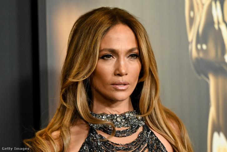 Jennifer Lopez interjúja során egy kényelmetlen észrevételt tettek a korával kapcsolatban, ám reakciója mindenkit meglepett. Az énekesnő nemcsak elegánsan kezelte a szituációt, hanem humorral és magabiztossággal válaszolt, így még inkább megmutatta, menny