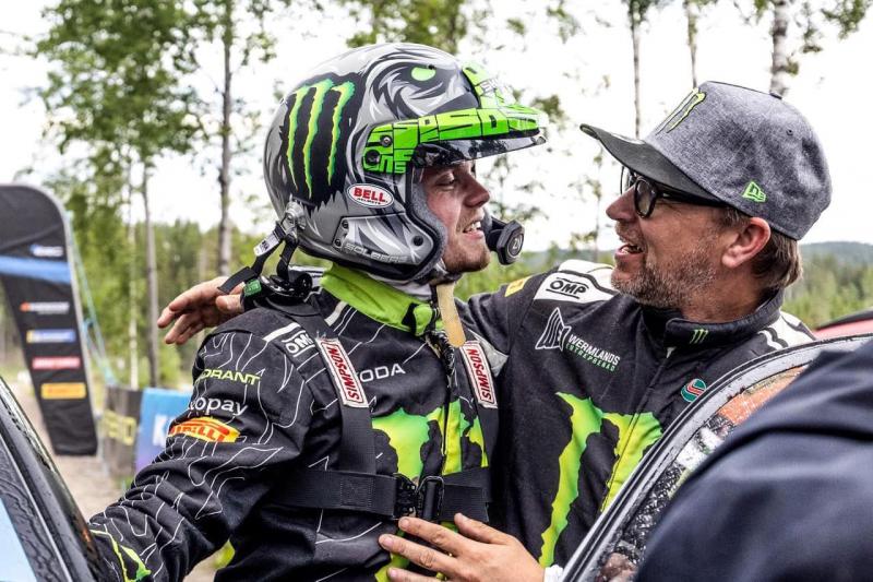 Petter és Oliver Solberg egy izgalmas kihívásra készülnek Ausztráliában, ahol a mesterhármas elérésére összpontosítanak. Az apa-fiú páros nemcsak a versenyzés iránti szenvedélyüket szeretnék megmutatni, hanem azt is, hogy együtt képesek megvalósítani a le