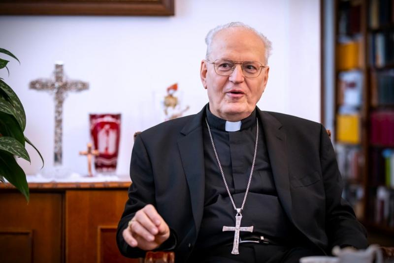 Erdő Péter gondolatai szerint meggyőződésünk, hogy képesek vagyunk közvetlen kapcsolatba lépni Istennel, és hogy az Ő befolyása jelentős szerepet játszik az emberiség jövőjének alakulásában.