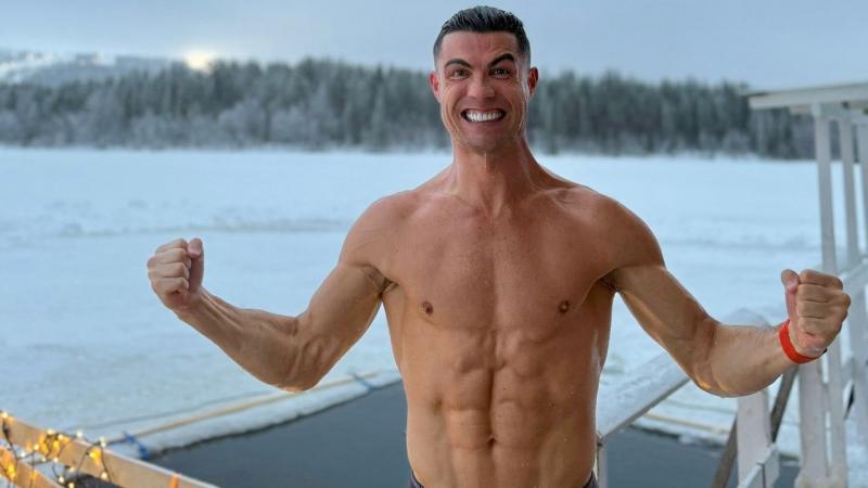 Ronaldo, a jégember - így ünnepelte a karácsonyt a portugál futballsztár

A világ egyik legismertebb futballistája, Cristiano Ronaldo, nemcsak a pályán, hanem a magánéletében is különleges eseményeket teremt. Idén karácsonykor a családjával együtt egy iga