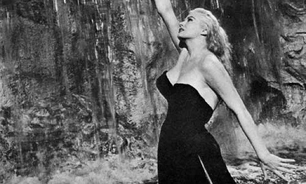 Anita Ekberg még nem sajátította el a nyelvet, de máris filmszerződést kapott az Egyesült Államokban.