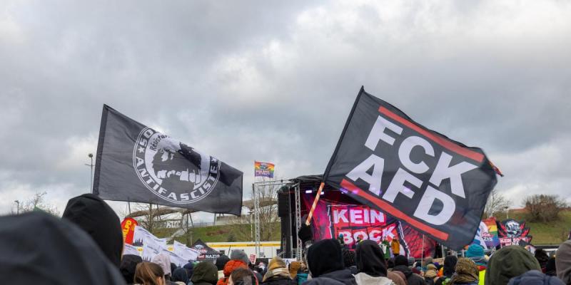 Több ezer ember gyűlt össze, hogy kifejezze ellenérzését az AfD-vel szemben, miközben a szélsőjobboldali párt kongresszusa késlekedve indult el.