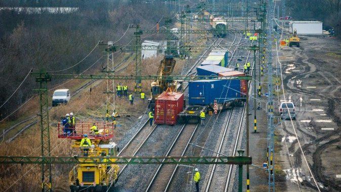 A Szegeden történt tehervonat kisiklása kapcsán szükségessé vált a felsővezeték lebontása is.