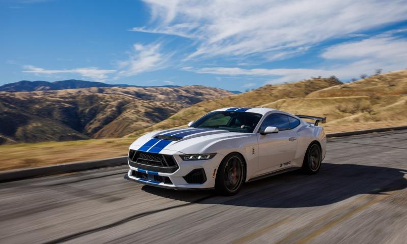 A Shelby egy kompresszoros V8-as motorral turbózta fel a Ford Mustangot, így igazán izgalmas teljesítményt és elképesztő hangzást biztosítva a legendás autónak.