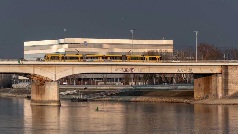 Ismét egy tragikus baleset történt az Árpád hídon, ami miatt a villamosközlekedés szünetel.