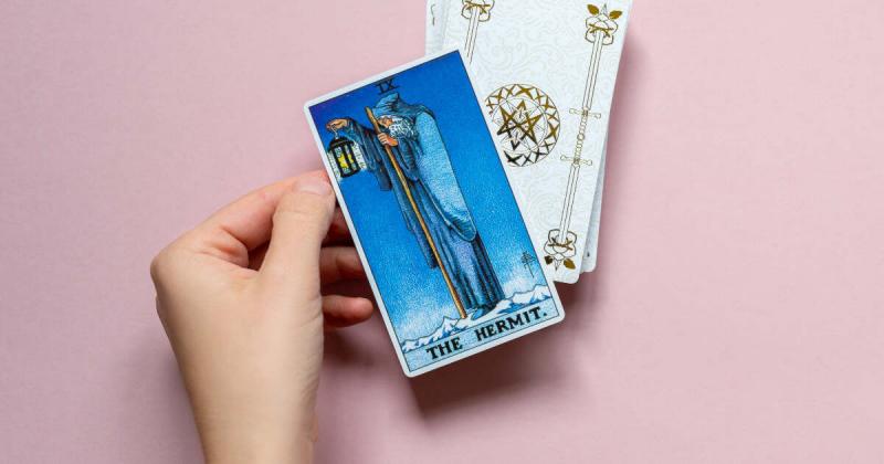 **Heti Tarot Jóslás: Február 17-23. – Az Őszinteség Kincsét Fedezd Fel**

Ez a hét különösen fontos üzeneteket hordoz magában, ahol az őszinteség és az igazság keresése áll a középpontban. A Tarot kártyák arra figyelmeztetnek, hogy nyisd meg a szíved, és 