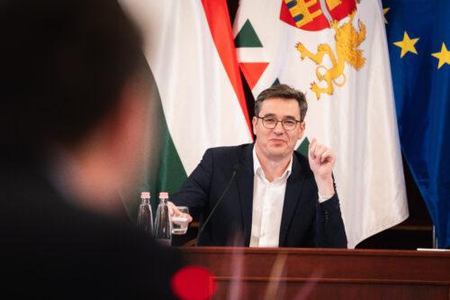 Intimitáskoordinátor a közpénzből finanszírozott orgián: hogyan kreálta meg a kormánymédia a chemszexbulik támogatását népszerűsítő Karácsony-történetet?