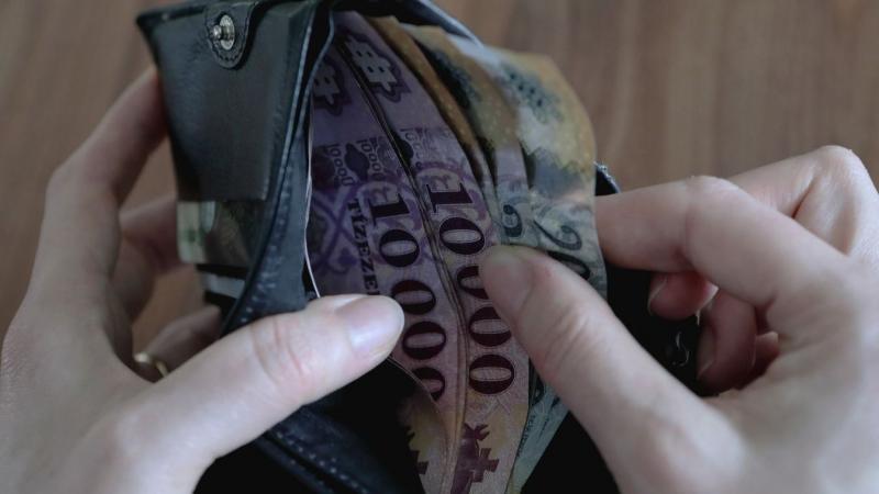 A ballagás egy különleges alkalom, amely során a fiatalok új fejezetet nyitnak az életükben. De mennyi pénz illik ajándékként adni? Az összeg változó lehet, és több tényezőtől függ, például a kapcsolatunktól a ballagóval, a személyes anyagi helyzetünktől 