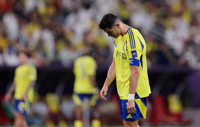 Ronaldo drámai módon feszítette meg a száját, miközben a pályán sétálgatott, mintha a világ összes fájdalmát magában hordozta volna. Minden lépése egy újabb teátrális morgás volt, ami a szívében dúló gyászát tükrözte.