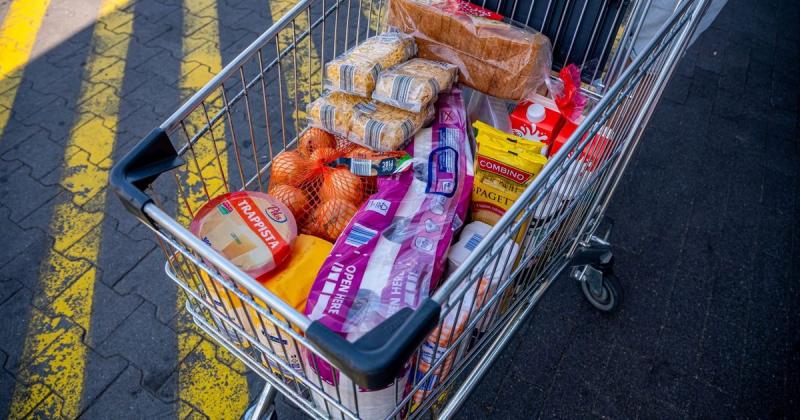 Akár az árrésstopot is figyelembe vesszük, az élelmiszerinfláció még mindig közelít a kétszámjegyű értékhez.