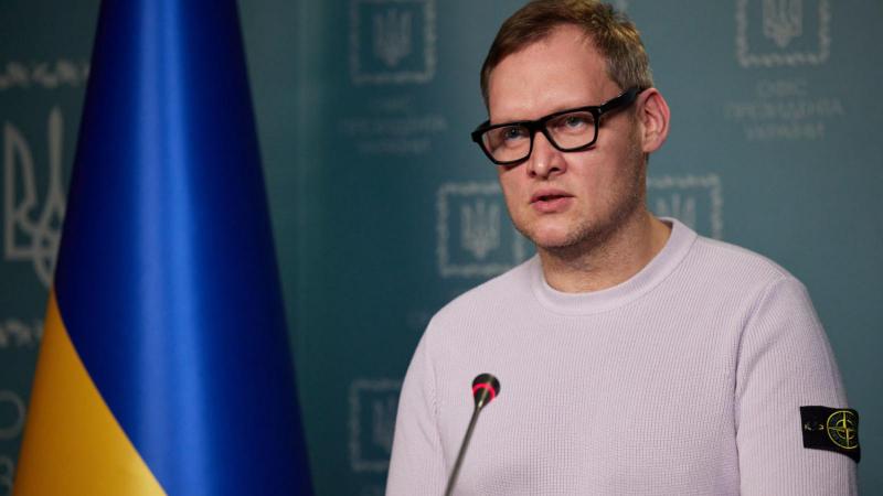 Pénzmosás és korrupciós vádak miatt őrizetbe vették Zelenszkij hivatalának egykori helyettes vezetőjét.