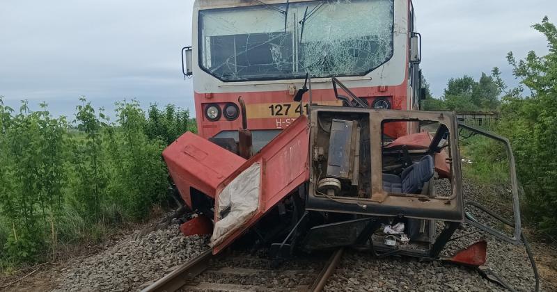 Tiszalök közelében baleset történt, amikor egy traktor összeütközött a vonattal.
