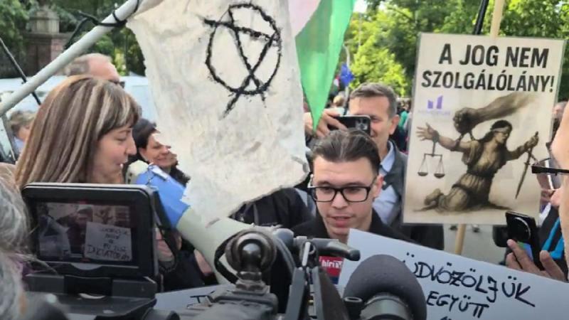 Feszült helyzet alakult ki Budapesten: a Hír TV stábját támadás érte (VIDEÓ)