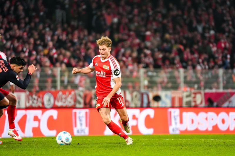 Schäfer András piros lapot emelt a Bundesliga-idény felé, ezzel jelezve, hogy a szezon véget ért.