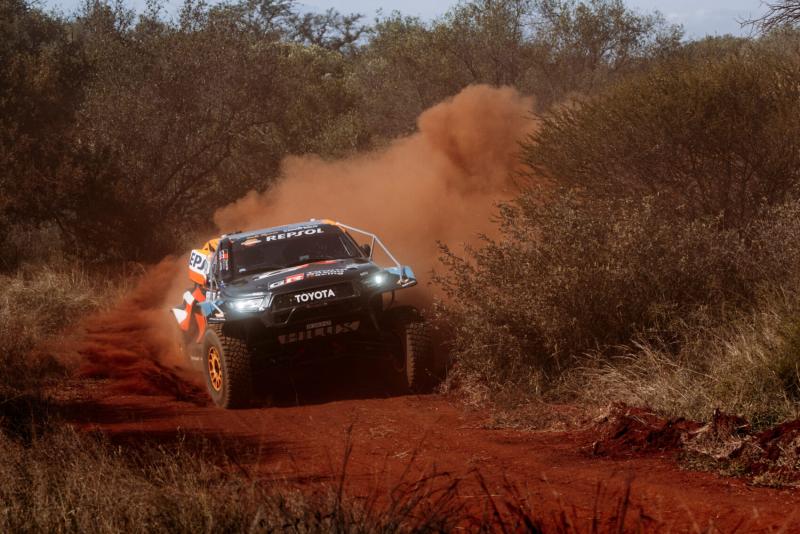 A Veszprém Rally korábbi dobogós versenyzője szerezte meg a Toyota 70. szakaszgyőzelmét a tereprally világbajnokság keretein belül.