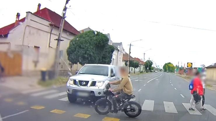 Egy autó gázolt el egy férfit, aki éppen elektromos kerékpárjával haladt át a zebrán.