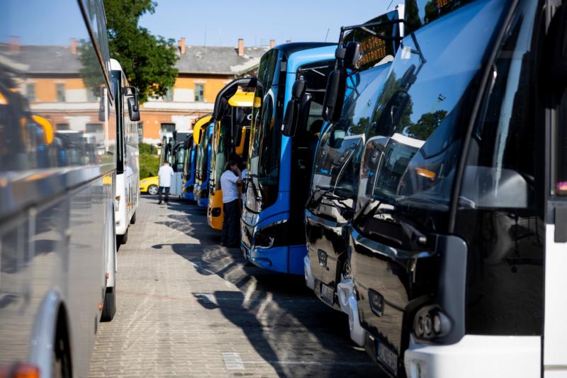 Nincs árnyék, és vécé sincs azon a helyen, ahol a Budapestre érkező pótlóbuszok vezetőinek egy része türelmesen várja az utasításokat.