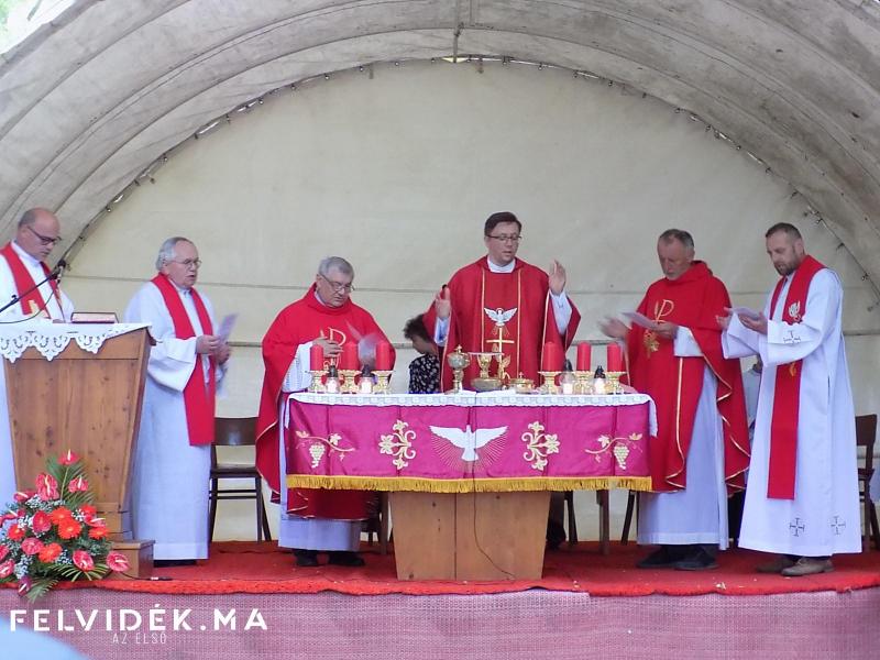 Pünkösd ünnepe a bényi Mária-kegyhelyen és a jubileumi templomban különleges jelentőséggel bír. E jeles alkalommal a hívek összegyűlnek, hogy megemlékezzenek a Szentlélek eljöveteléről, és közösen tapasztalják meg a közösség erejét és a hit mélységeit. A 