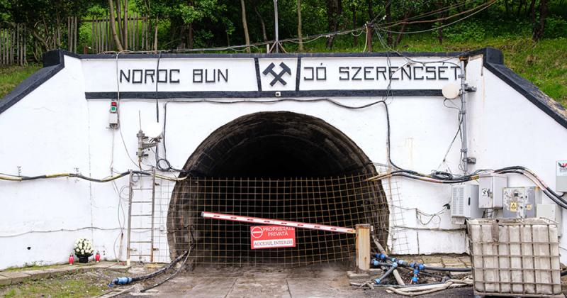 Parajd lakói komoly aggodalommal figyelik a közelgő veszélyt, amely a település biztonságát fenyegeti. A helyi közösség szoros figyelemmel kíséri az eseményeket, hiszen a helyzet súlyos következményekkel járhat. A helyi vezetők és szakértők is arra figyel