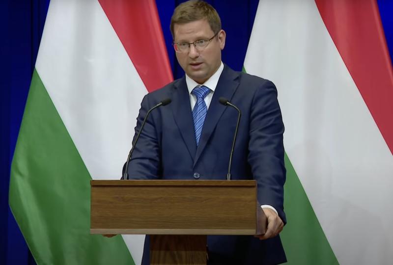 Gulyás Gergely kijelentette, hogy a Fidesz 15 százalékos hátrányban van Magyar Péter csapatával szemben. Hangsúlyozta, hogy a cél nem csupán a közvélemény-kutatások kedvező eredményeinek elérése, hanem a választások megnyerése.