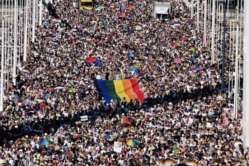 Rendőrségi tájékoztatás: Nem indítanak eljárást a Pride-on részt vevő felvonulókkal szemben.