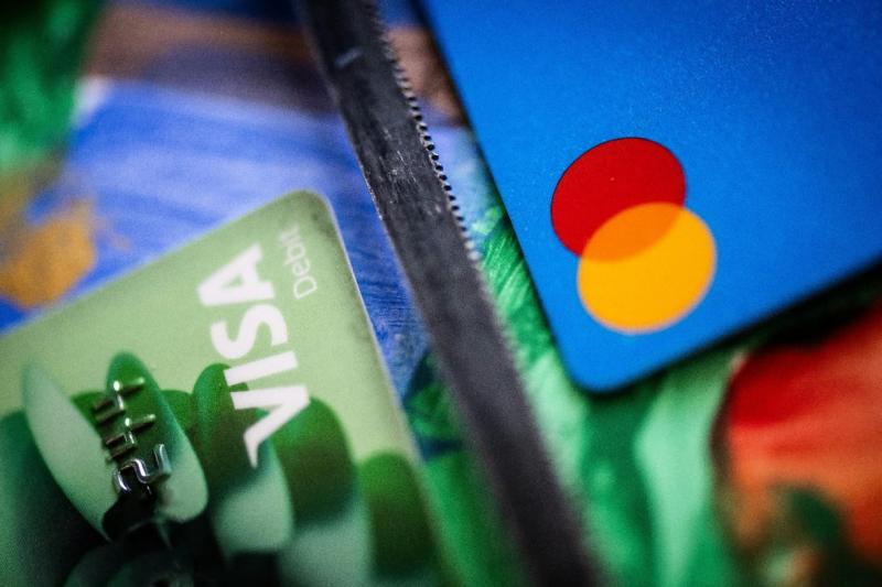 Mastercard vagy Visa? A bankok döntései nemcsak a pénzügyi intézményekre, hanem a felhasználókra is hatással vannak, és sokszor kényelmetlenséget okozhatnak számukra.