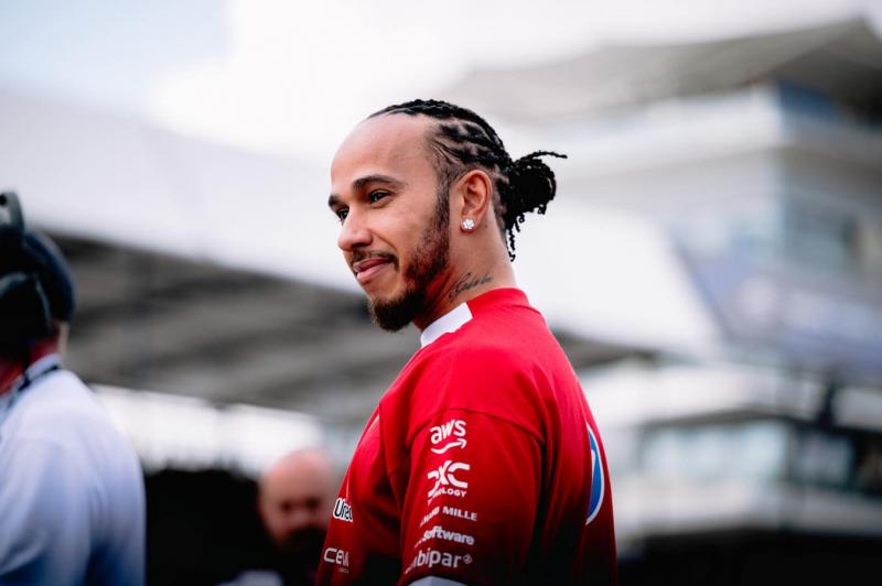 Hamilton olyan problémákat észlel a Ferrarinál, amelyeket még a csapat legnagyobb tapasztalatú tagjai sem képesek észrevenni.