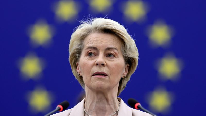 Ursula von der Leyen bejelentette, hogy az Európai Unió 2,3 milliárd eurót különít el Ukrajna újjáépítési projektjeinek támogatására.