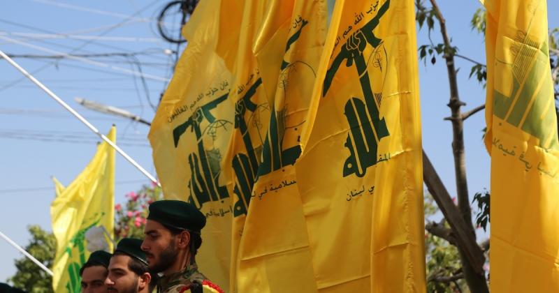 Libanon elnöke kezdeményezte a Hezbollah fegyvereinek visszavonását és ellenőrzését, ami jelentős lépés a politikai stabilitás és a biztonság helyreállítása felé. A javaslat célja, hogy csökkentse a fegyveres csoportok befolyását az országban, és erősítse