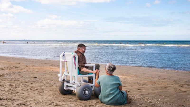 Belgium tengerparti szépségei most már a mozgáskorlátozottak számára is elérhetők. Az ország festői homokos strandjai és nyugodt vízpartjai kifejezetten gondoskodnak arról, hogy mindenki számára élvezetes legyen a tengerparti pihenés. A speciálisan kialak