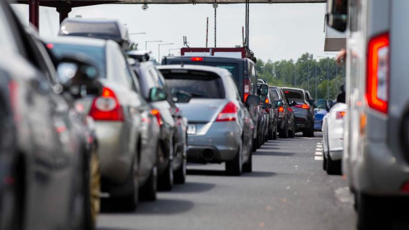 Az M7-es autópályán lángok csapnak fel egy gépjárműből, így mindkét irányban jelentős torlódásra lehet készülni.