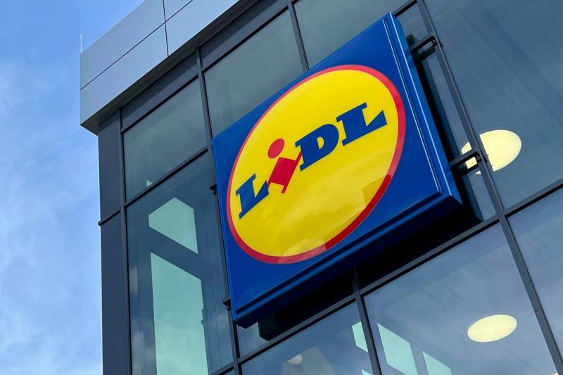 A Lidl sikeresen felülmúlta az Aldit, miközben a Tesco megőrzi stabil helyét a brit piacon zajló árversenyben.