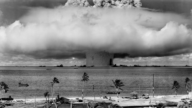 Képzeld el, hogy egy atombomba robbanása következik be a közvetlen közelben: a következmények rendkívül drámaiak és megdöbbentőek. Szakértők szerint a detonáció hatásai szinte azonnal érezhetők, és a környezet teljes átalakulásához vezetnek. A hatalmas hő