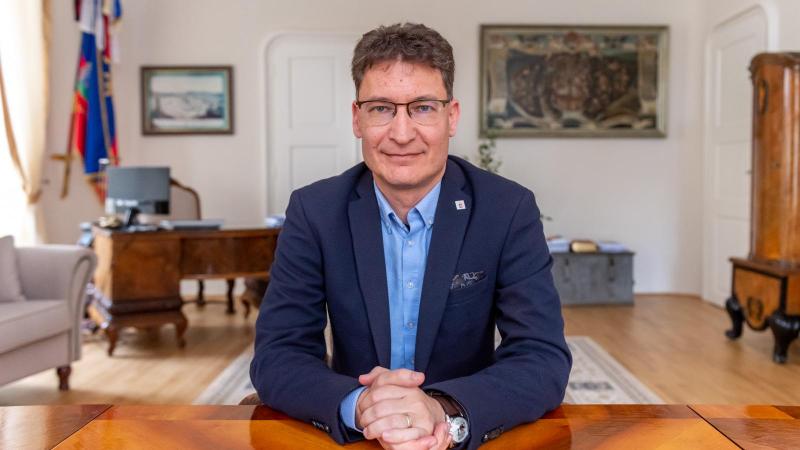Cser-Palkovics András rendkívüli intézkedésként elhatározta, hogy Székesfehérvár bölcsődéinek és óvodáinak vízhálózatát azonnali fertőtlenítés alá vonják.